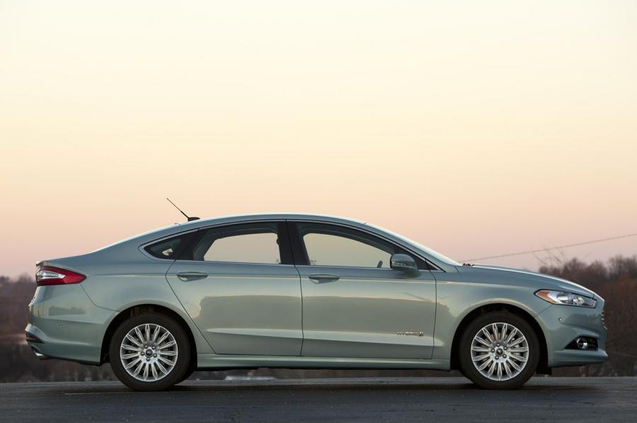  Ford Fusion Hybrid SE 2013 года  (фото 7 из 26)